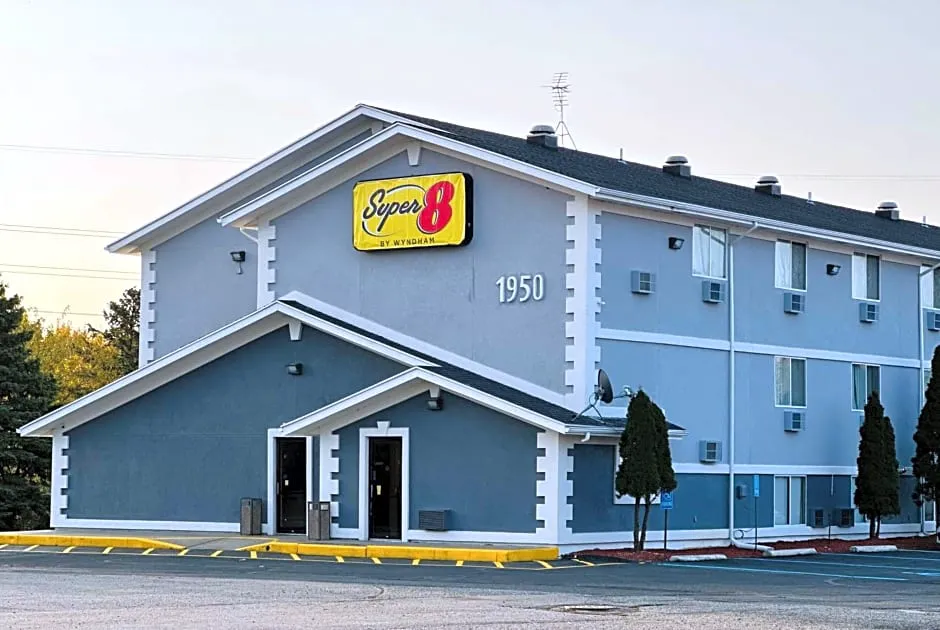 Super 8 by Wyndham Benton Harbor - St. Joseph hotel hero