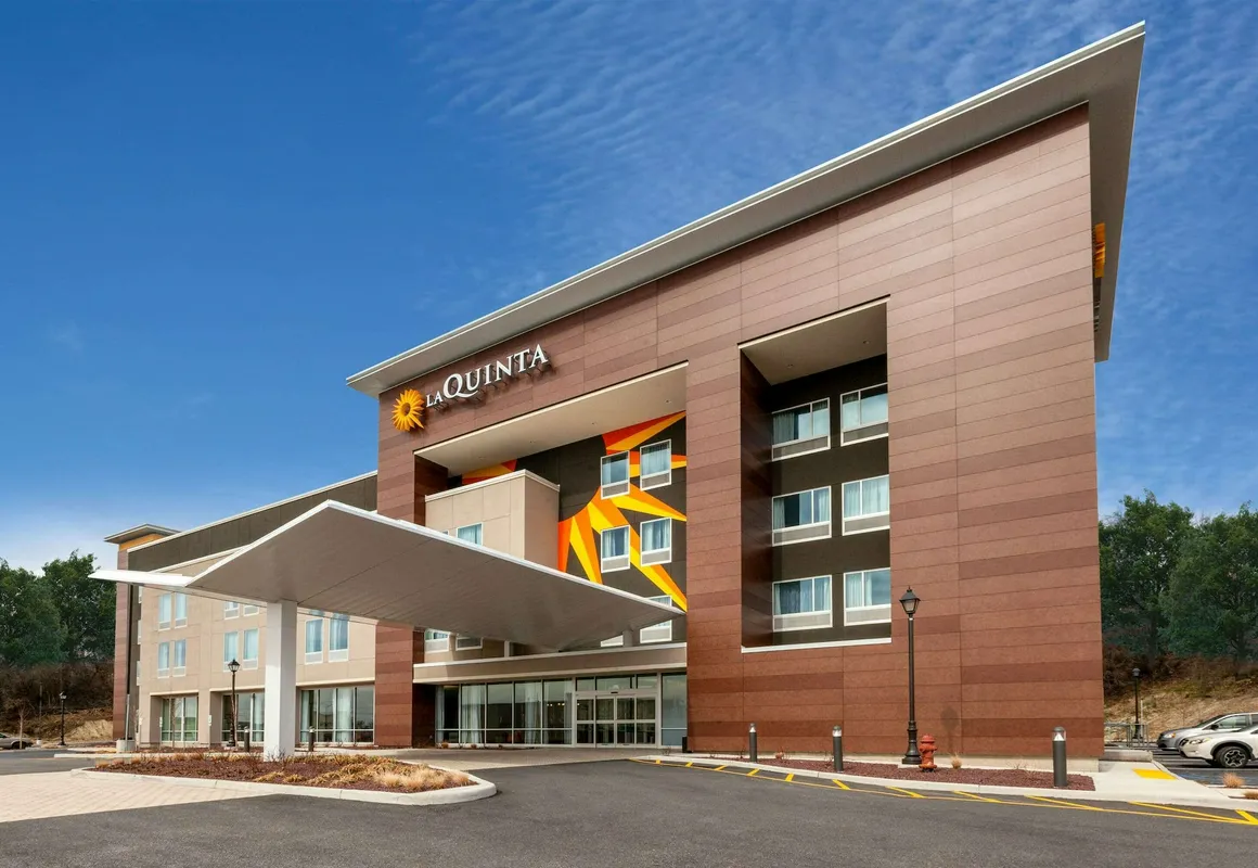 La Quinta Inn & Suites by Wyndham Middletown-Goshen hotel hero