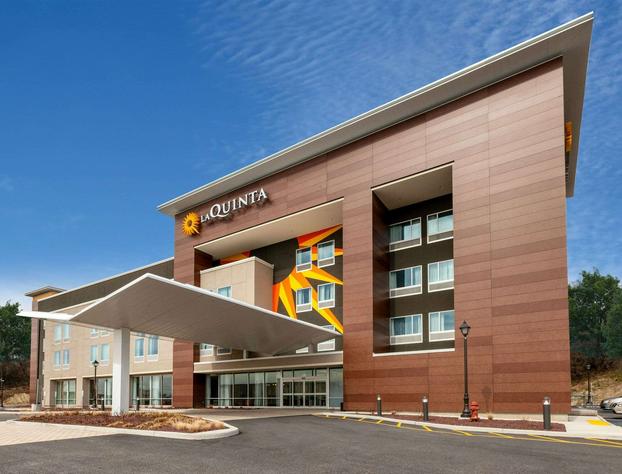 La Quinta Inn & Suites by Wyndham Middletown-Goshen hotel detail image 1