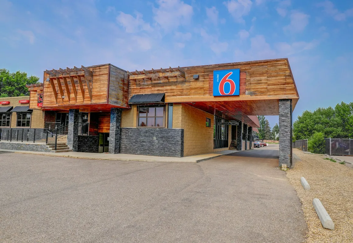 Motel 6 Brooks, AB hotel hero
