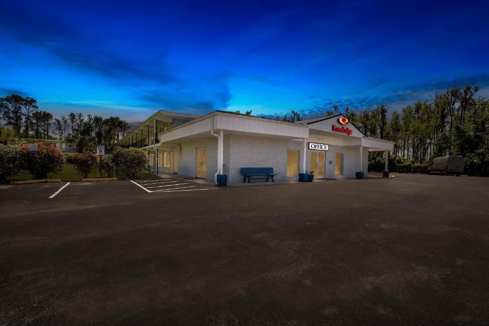 Econo Lodge hotel hero