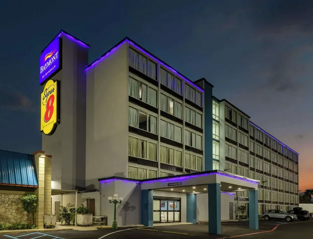 Super 8 by Wyndham Laredo hotel detail image 1