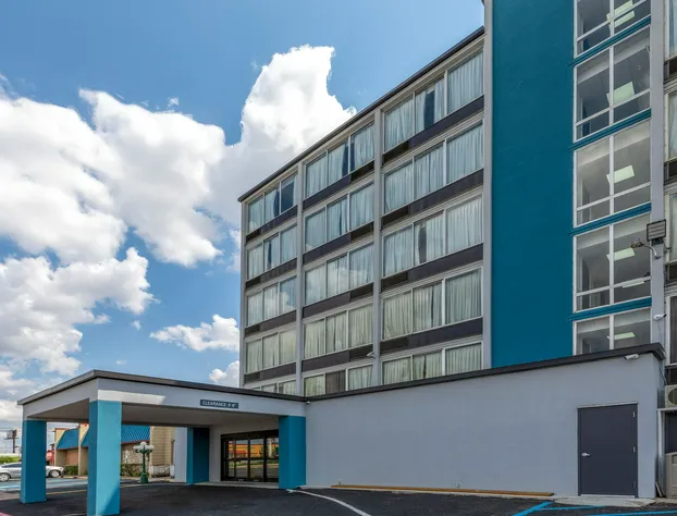 Super 8 by Wyndham Laredo hotel detail image 3