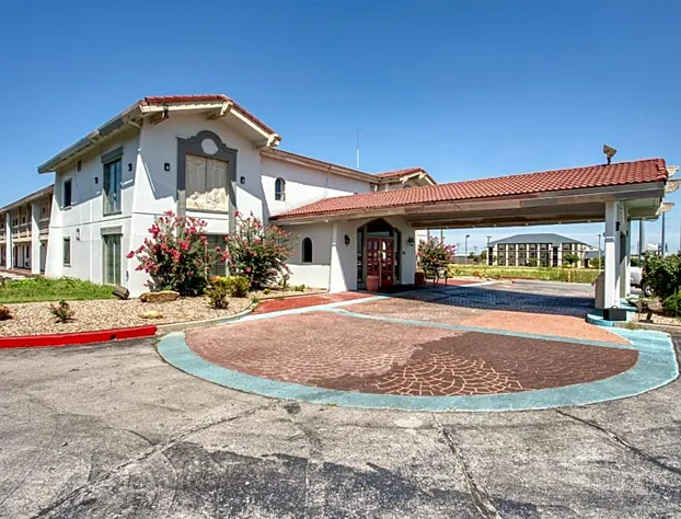 Hemp Hotel A Travelodge By Wyndham Oklahoma City South hotel detail image 1