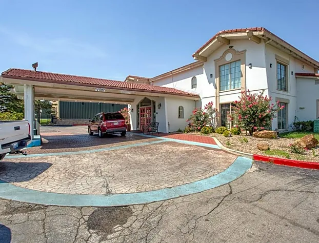 Hemp Hotel A Travelodge By Wyndham Oklahoma City South hotel detail image 4