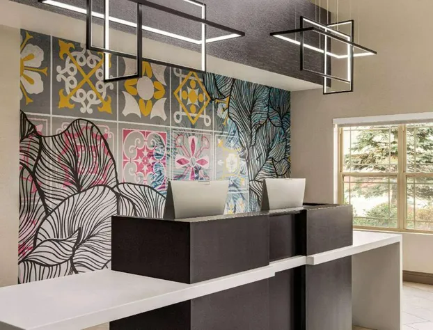 La Quinta Inn & Suites by Wyndham Lake George hotel detail image 2