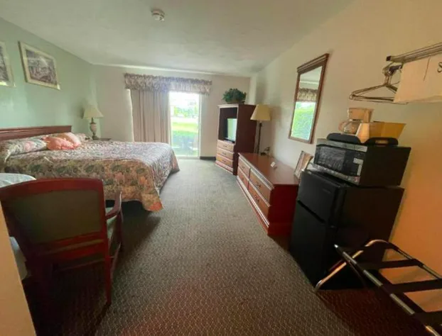 Colonial Brick Inn & Suites hotel detail image 1