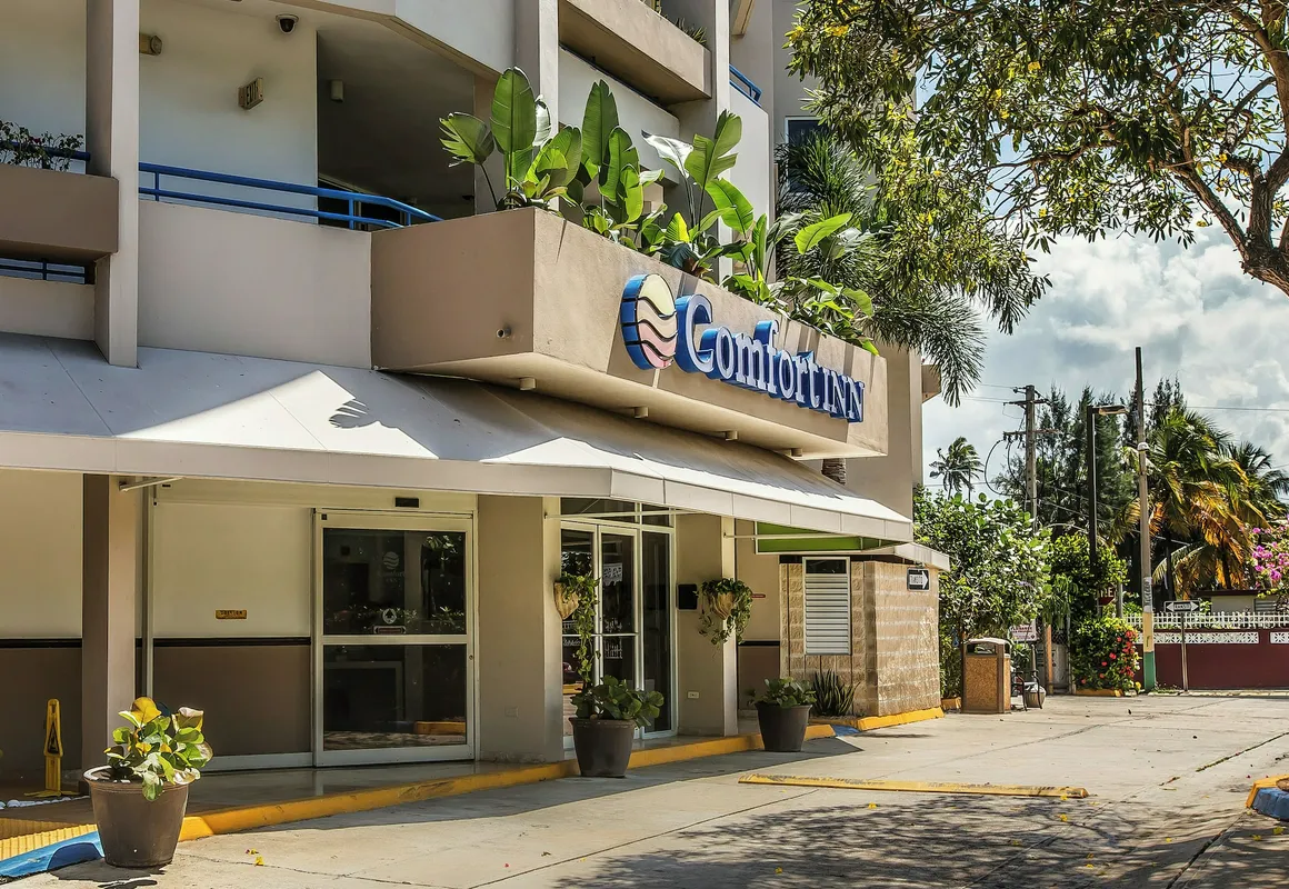 Comfort Inn & Suites Levittown hotel hero