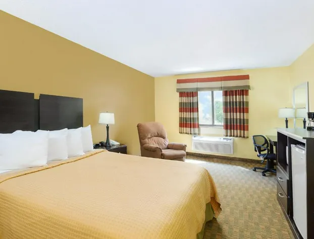 Econo Lodge Inn & Suites Yankton hotel detail image 3