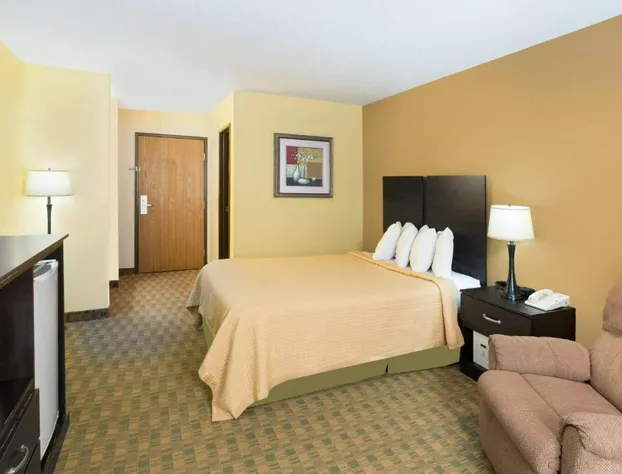 Econo Lodge Inn & Suites Yankton hotel detail image 4