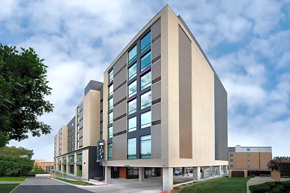 Aloft Kansas City Country Club Plaza hotel hero