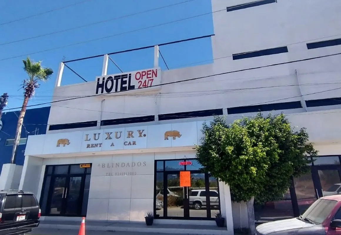 OYO Suites Aeropuerto hotel hero