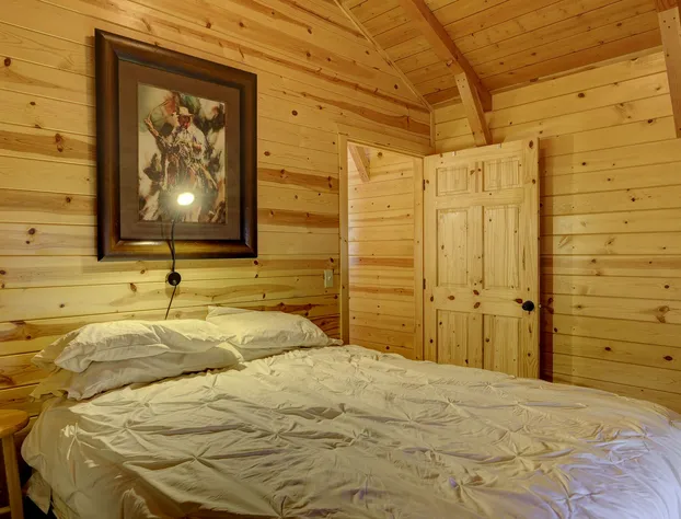 Rustic Ridge Cabins, Charming Retreat (3 Options!) hotel detail image 3
