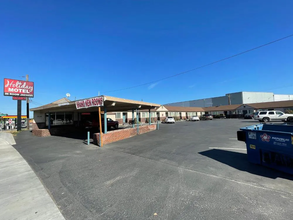 Holiday Motel hotel hero