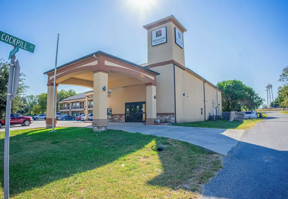 Moulton Inn & Suites By OYO Near Shiner TX hotel hero