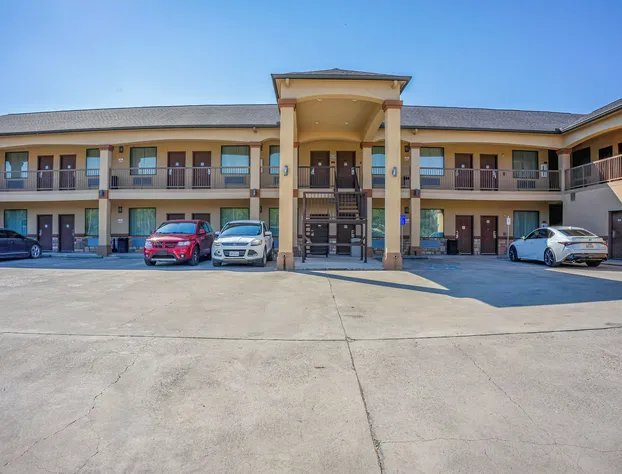 Moulton Inn & Suites By OYO Near Shiner TX hotel detail image 1