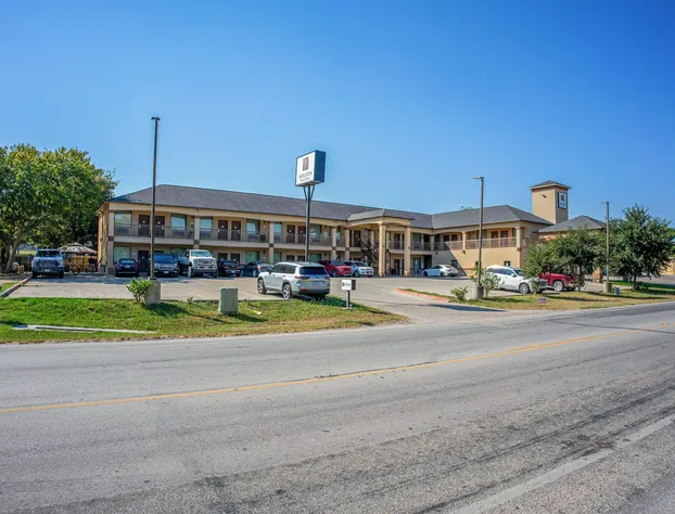 Moulton Inn & Suites By OYO Near Shiner TX hotel detail image 2