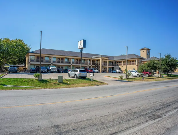 Moulton Inn & Suites By OYO Near Shiner TX hotel detail image 2