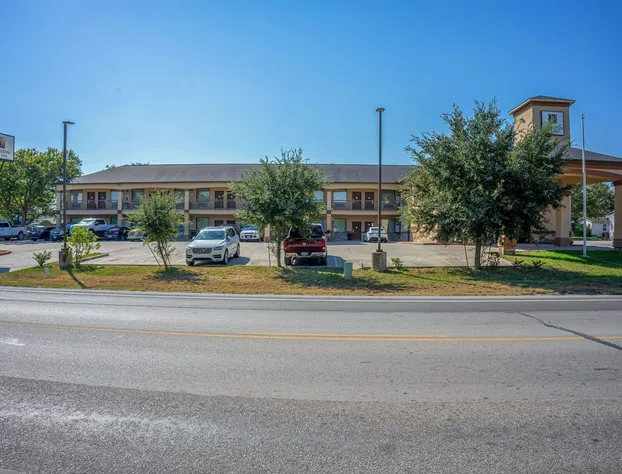 Moulton Inn & Suites By OYO Near Shiner TX hotel detail image 3