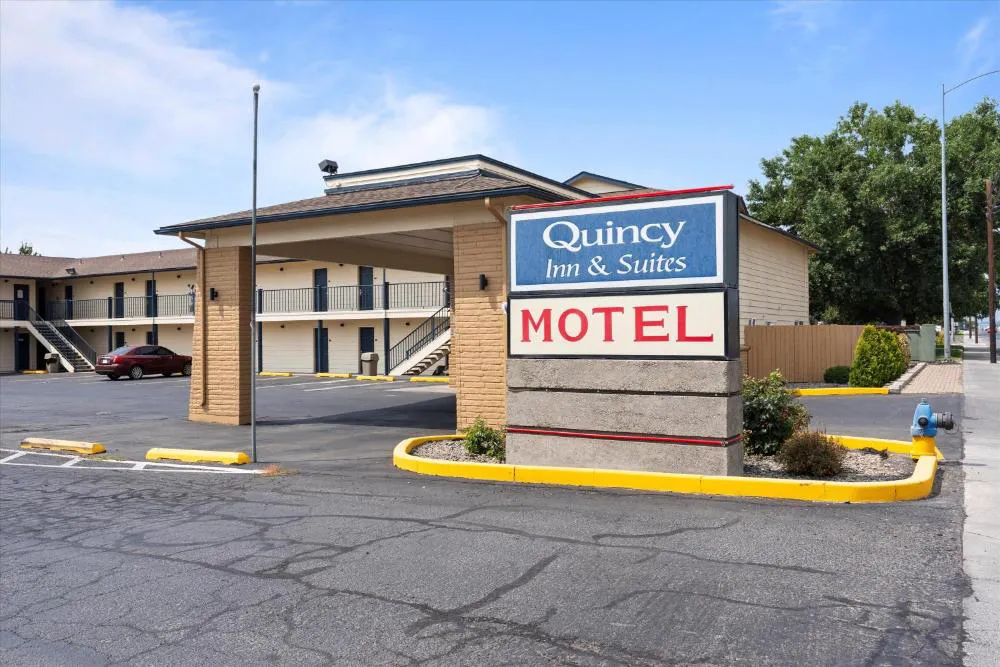 Quincy INN and Suites hotel hero