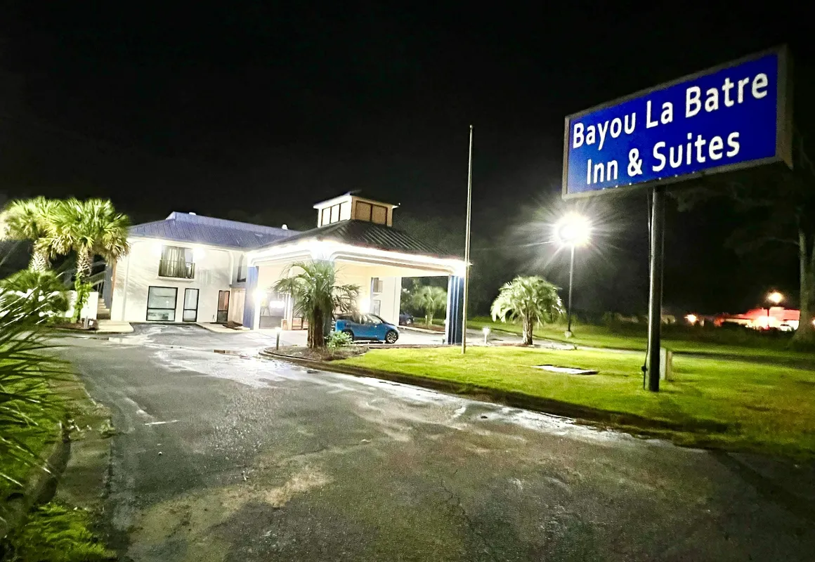 Bayou Inn & Suites hotel hero