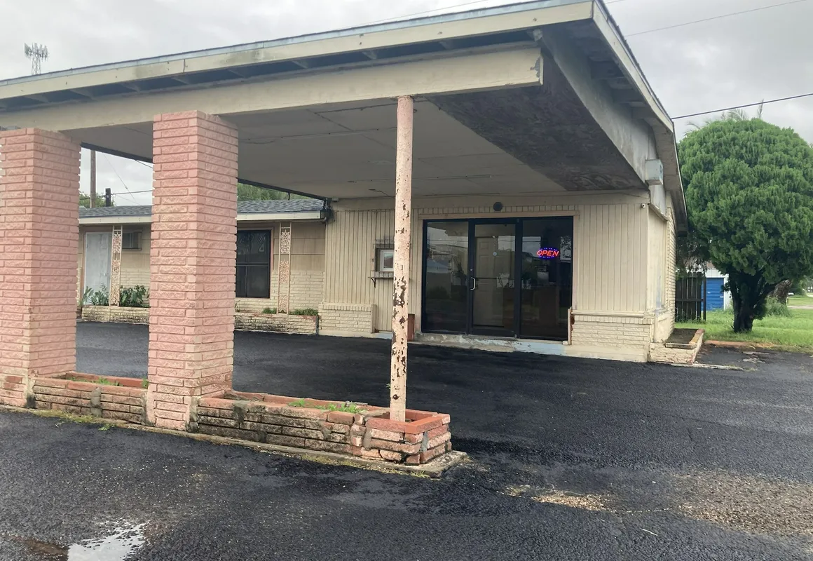 Capri motel hotel hero