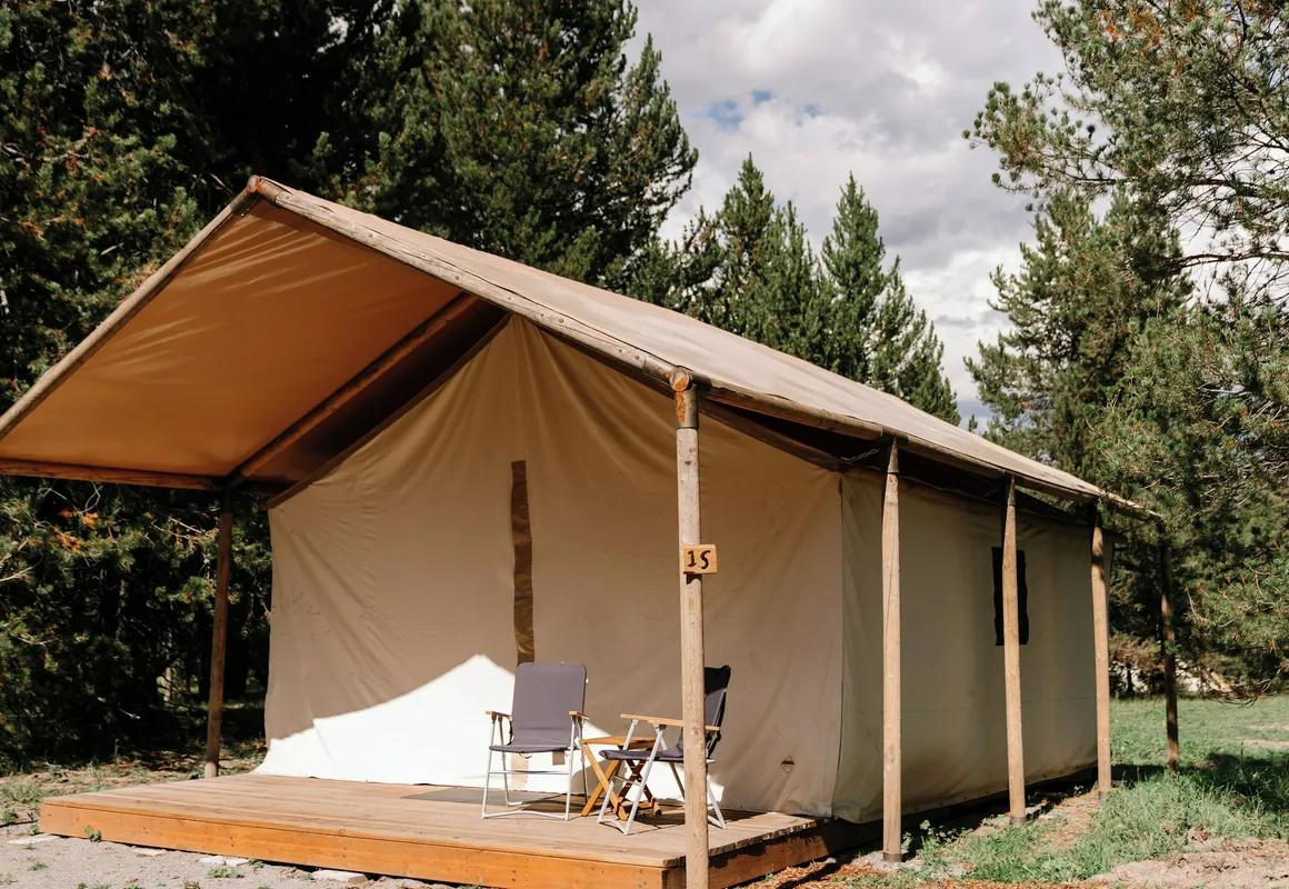 Starlight Retreat Yellowstone hotel hero