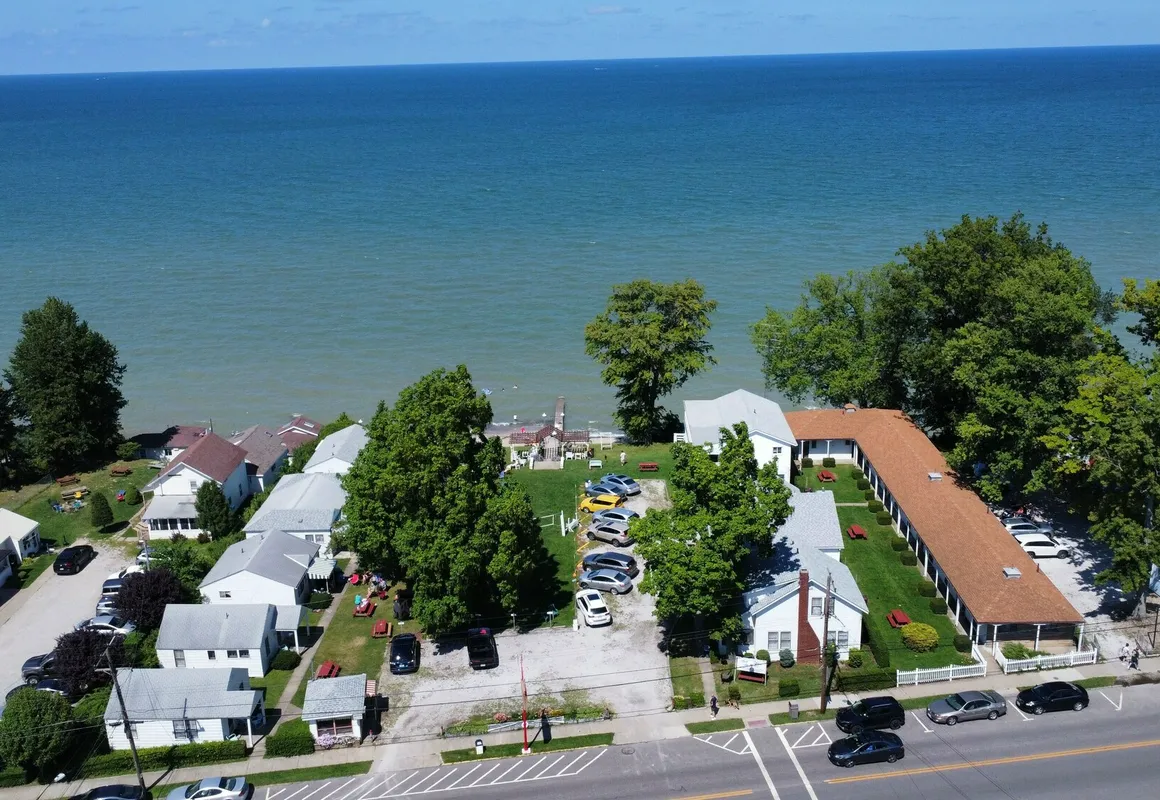 Uncle Toms Cottages hotel hero