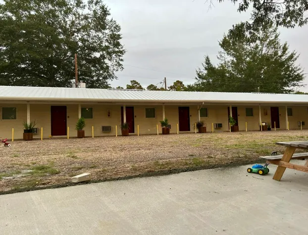 Driftwood Inn and Lodge by the lake hotel detail image 1