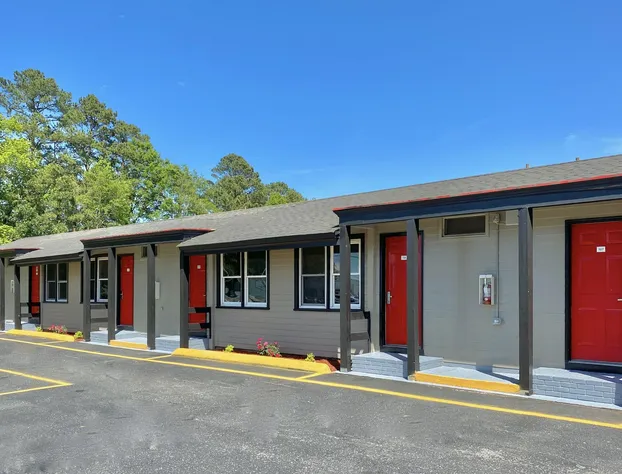 Whistling Pines - Daily & Extended Stay, Elizabeth City hotel detail image 2