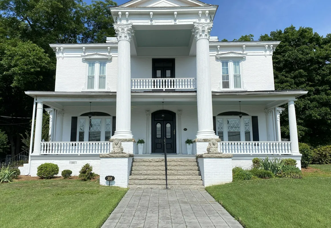 Chez Lindsey Bed & Breakfast hotel hero