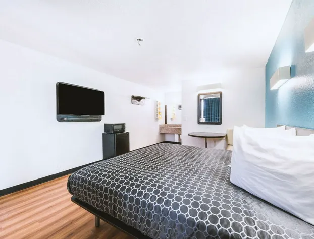 Blue Way Inn Fairmont hotel detail image 4