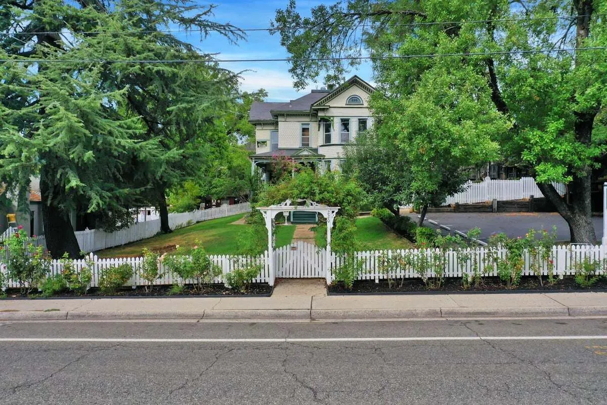 Golden Dreams Inn hotel hero