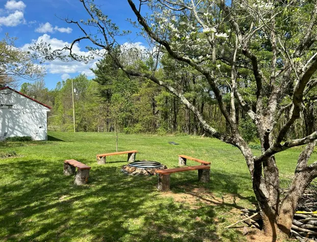 Tuggle's Gap Roadside Inn - Blue Ridge Parkway hotel detail image 1