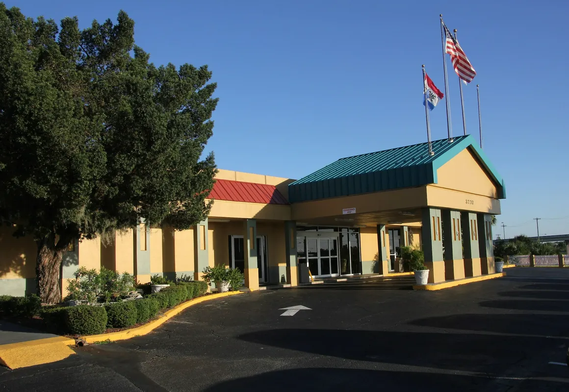 Cruise Port Inn hotel hero