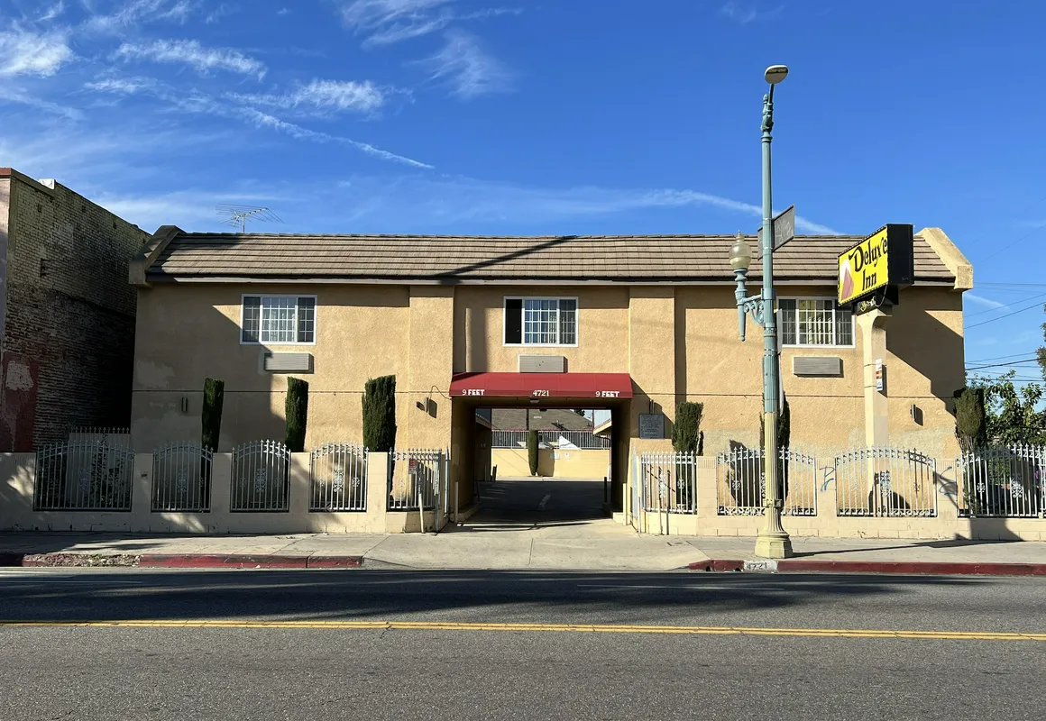 Deluxe Inn LA hotel hero