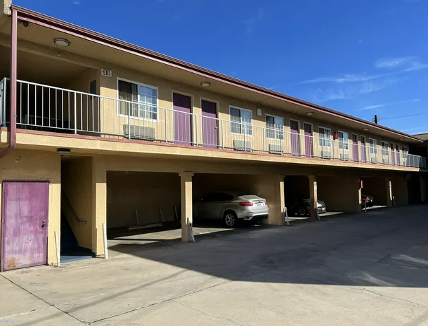 Deluxe Inn LA hotel detail image 3