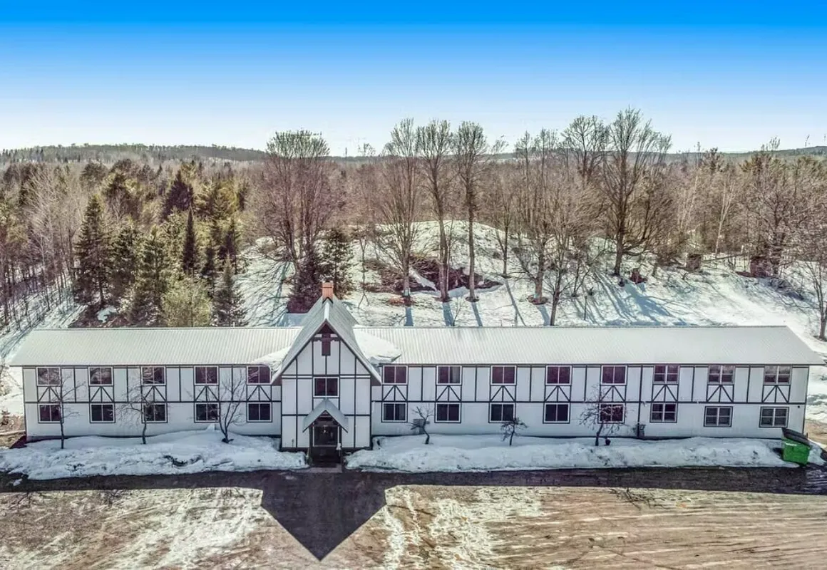 Snow Chasers Lodge hotel hero