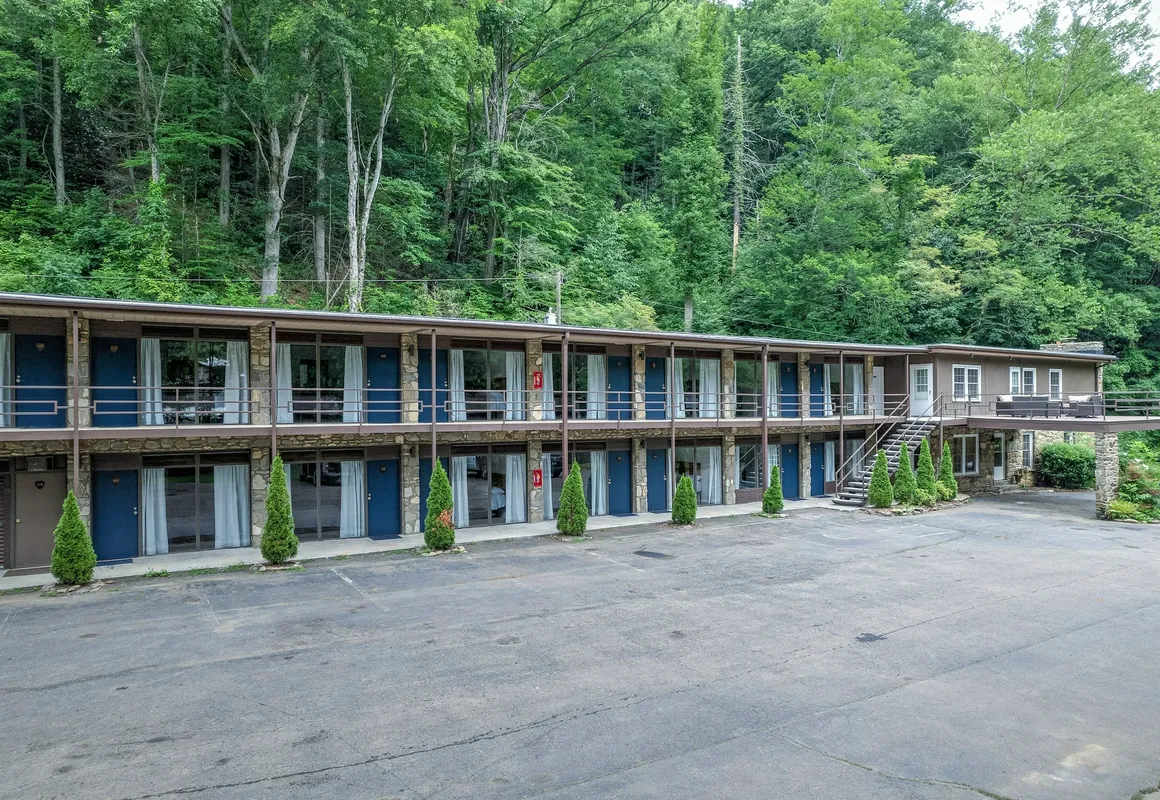 Heart of the Valley Motel hotel hero