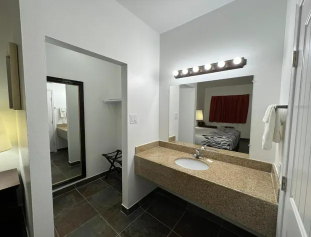 Bass Inn - Choke Canyon National Park hotel detail image 4