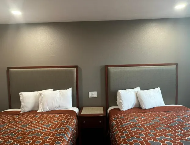 Royal Motel Tracy Llc hotel detail image 3