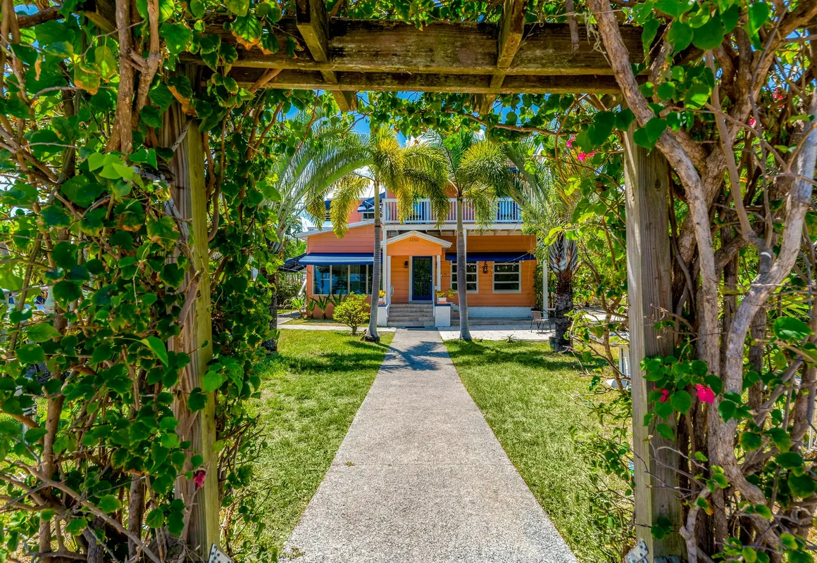 The Breezy Inn hotel hero