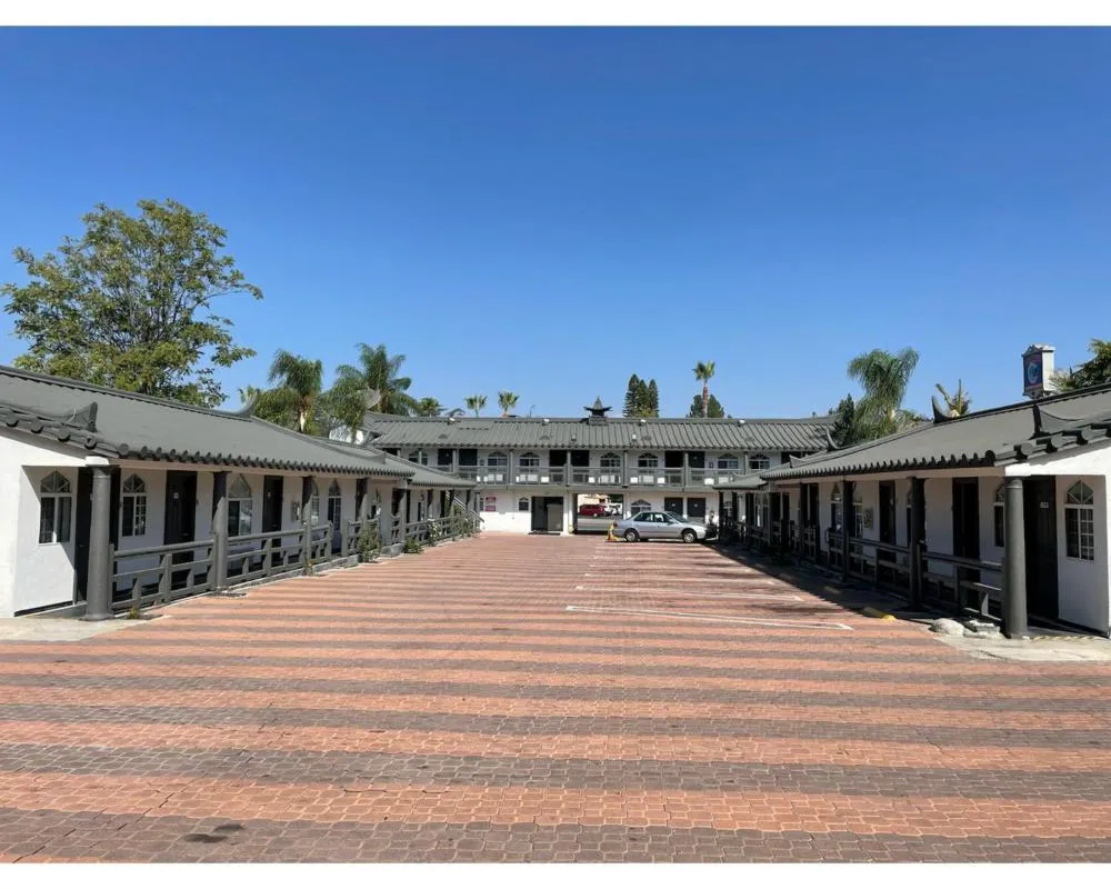 Oak Tree Inn hotel hero