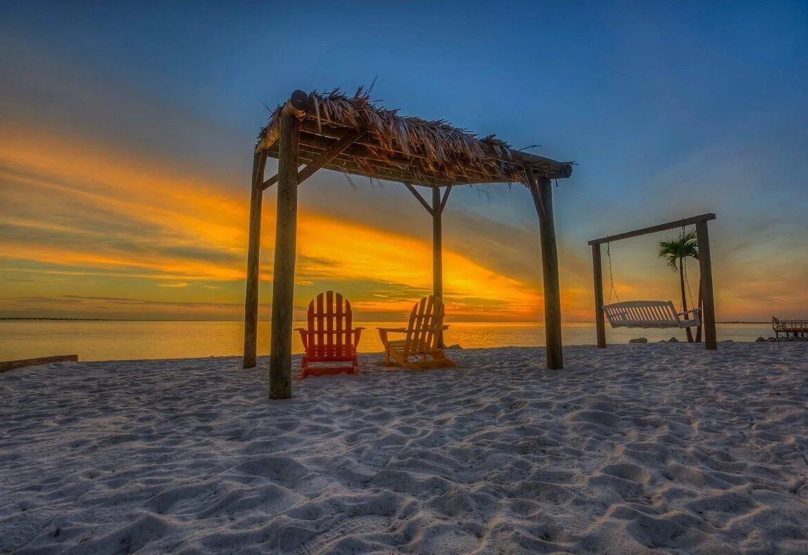 Seaside Luxury Oasis with balcony hotel hero