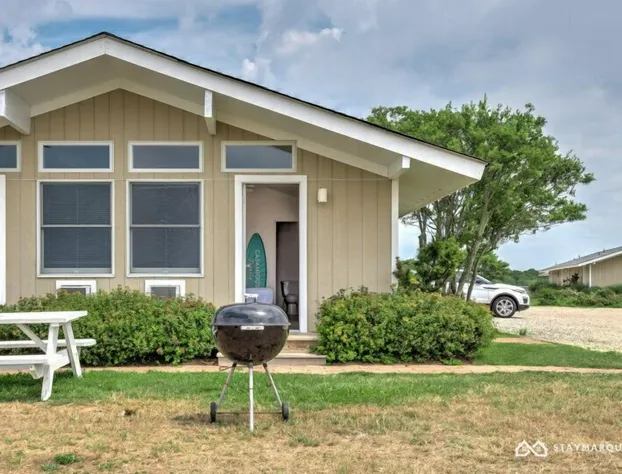 435 East Lake hotel detail image 1