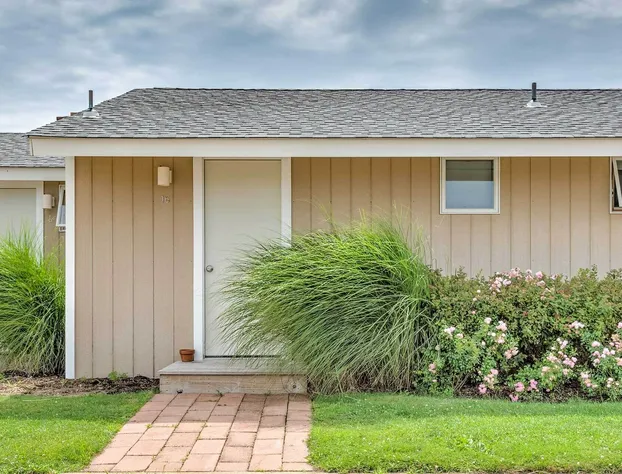 435 East Lake hotel detail image 3