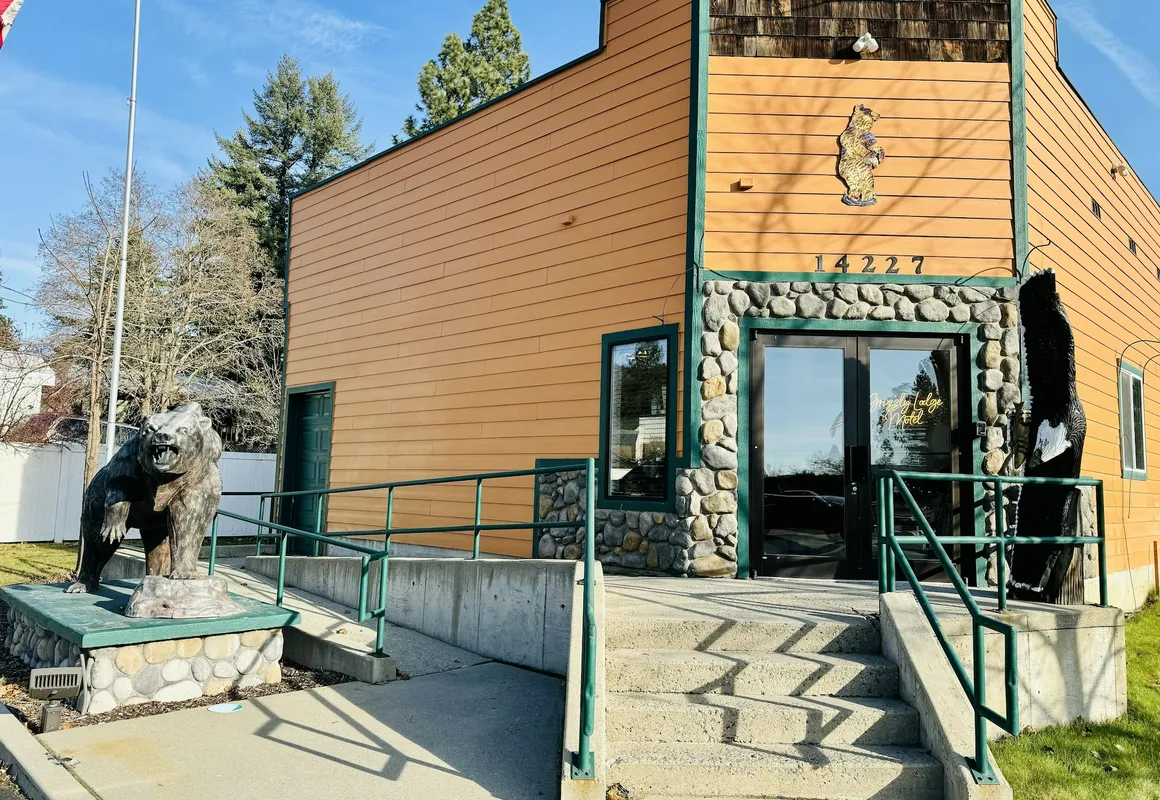 Grizzly Lodge Motel hotel hero