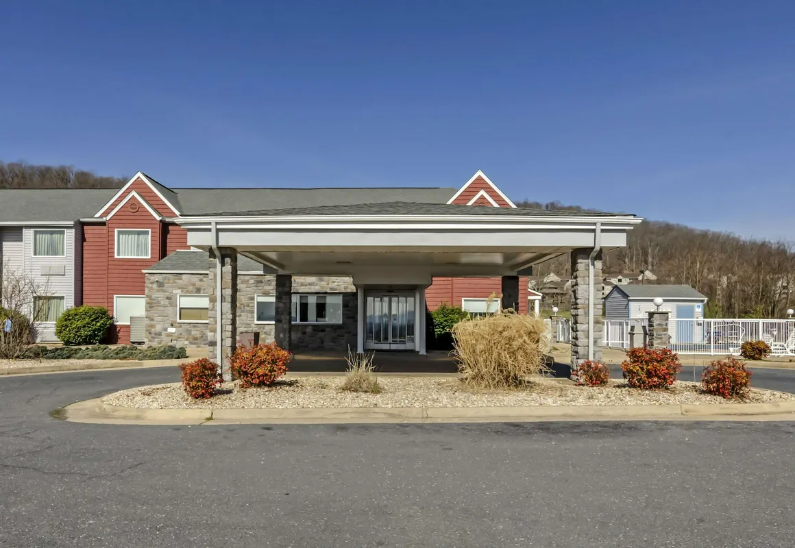 Clarion Pointe Staunton East hotel hero