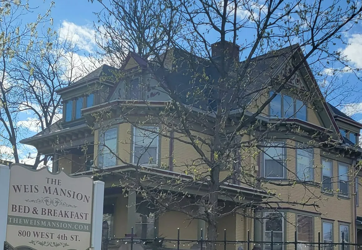 The Weis Mansion hotel hero