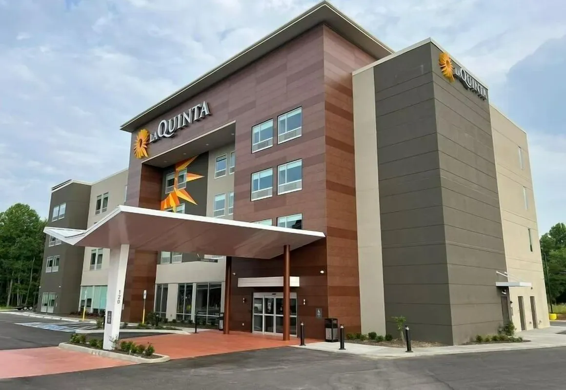 La Quinta Inn & Suites by Wyndham Manchester / Arnold AFB hotel hero